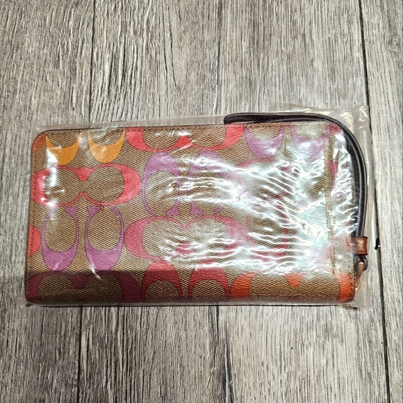 COACH Pride Large Zip Around Signature Leather Rainbow Phone Wallet Authentic - Picture 3 of 9